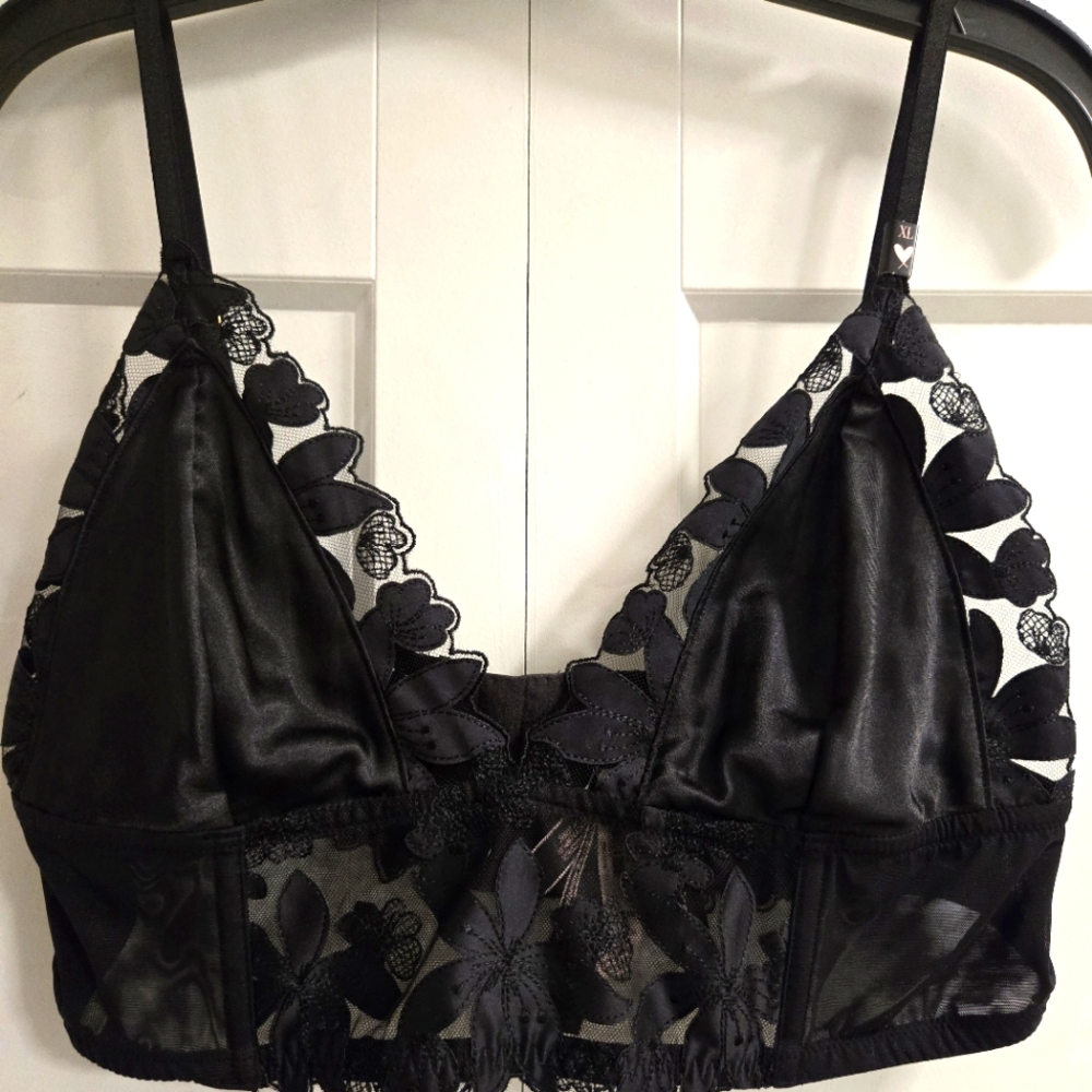 Victoria's Secret Black Floral Lace Bra nwt